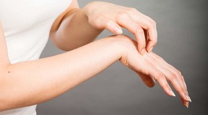 Почему чешется и шелушится кожа между пальцами рук